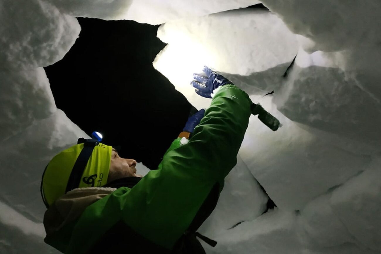 construction igloo en équipe