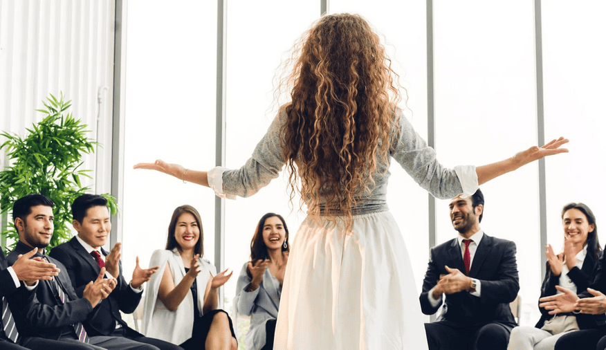 Narratrice à un événement professionnel